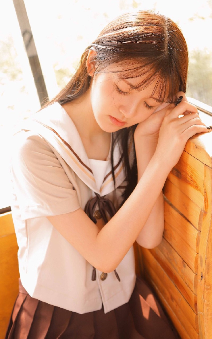 美女校花制服短裙白皙美腿写真