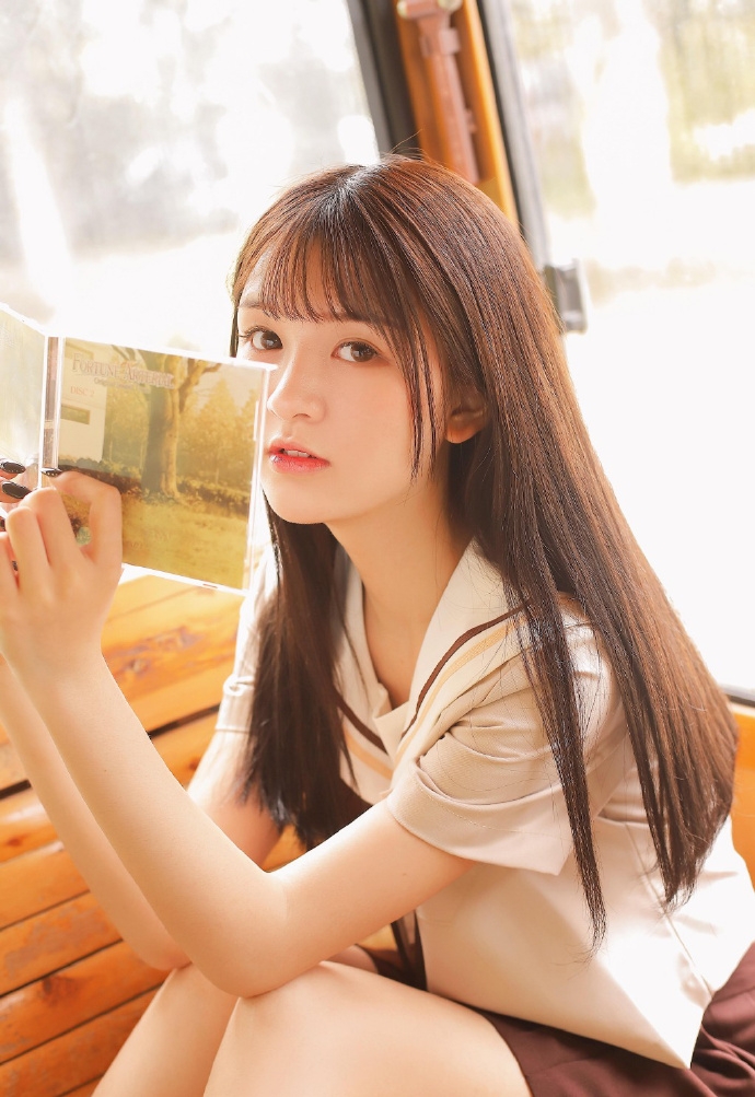 美女校花制服短裙白皙美腿写真