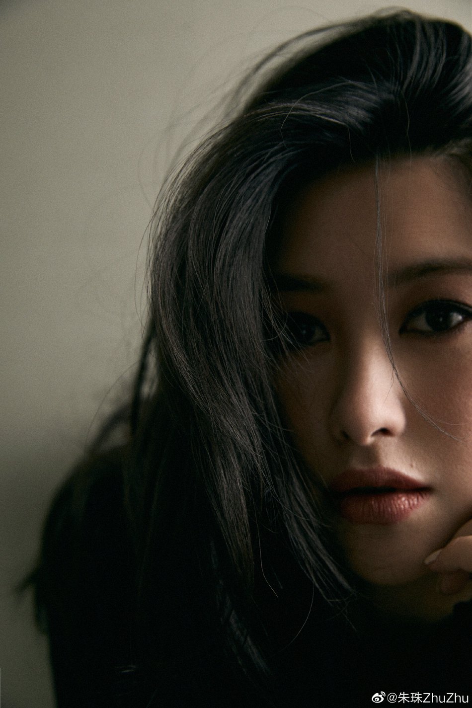 朱珠烟熏妆大波浪性感撩人写真