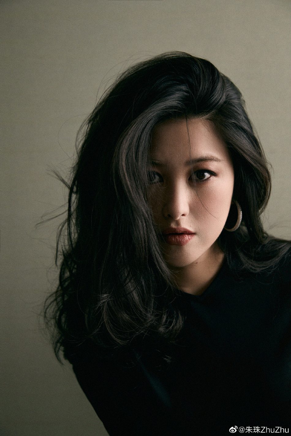 朱珠烟熏妆大波浪性感撩人写真