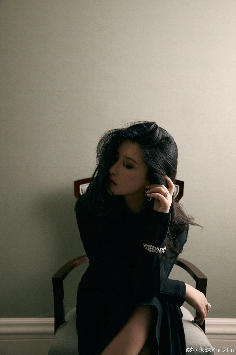 朱珠烟熏妆大波浪性感撩人写真