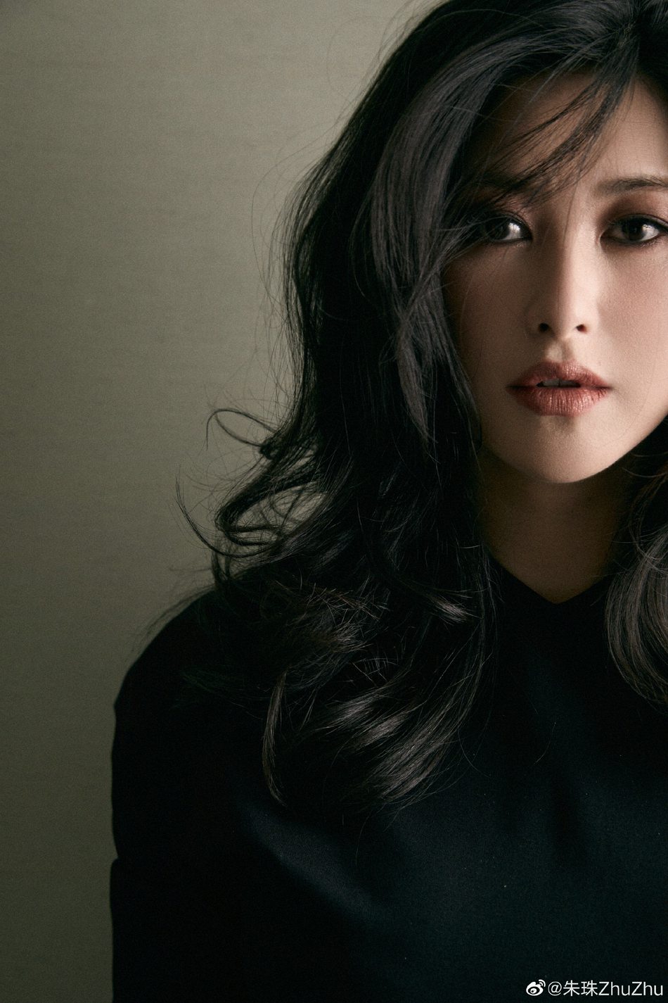 朱珠烟熏妆大波浪性感撩人写真