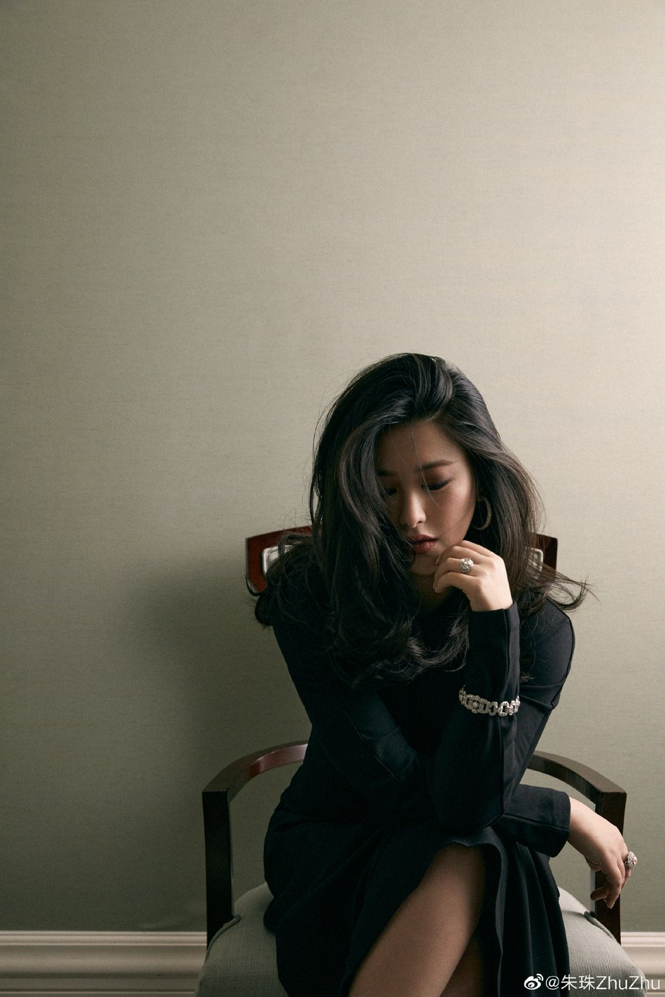 朱珠烟熏妆大波浪性感撩人写真