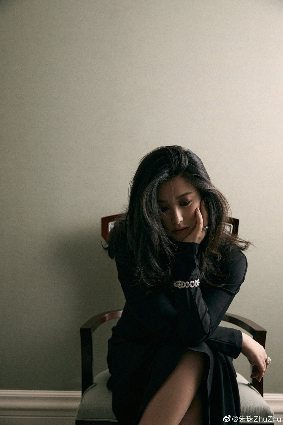 朱珠烟熏妆大波浪性感撩人写真