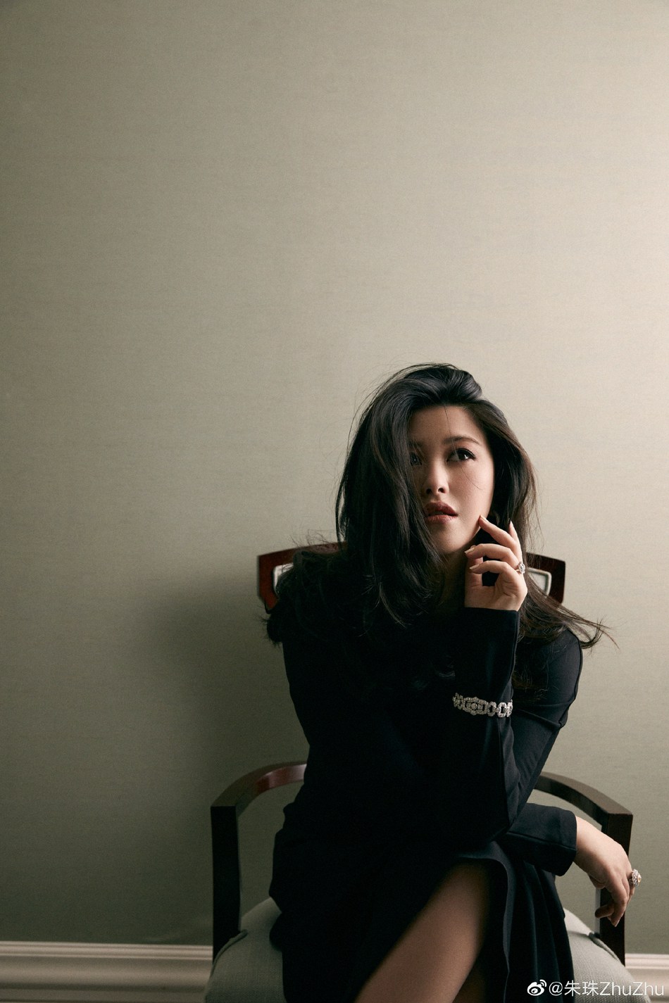 朱珠烟熏妆大波浪性感撩人写真