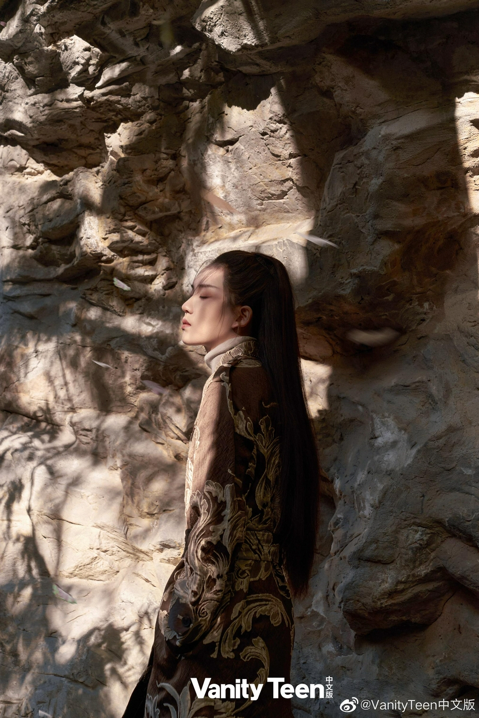 陆柯燃身穿古风长袍化身潇洒侠客