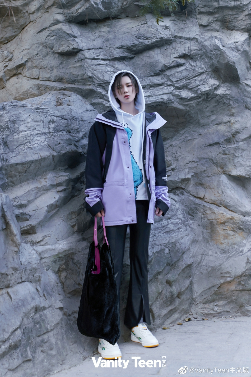 陆柯燃身穿古风长袍化身潇洒侠客