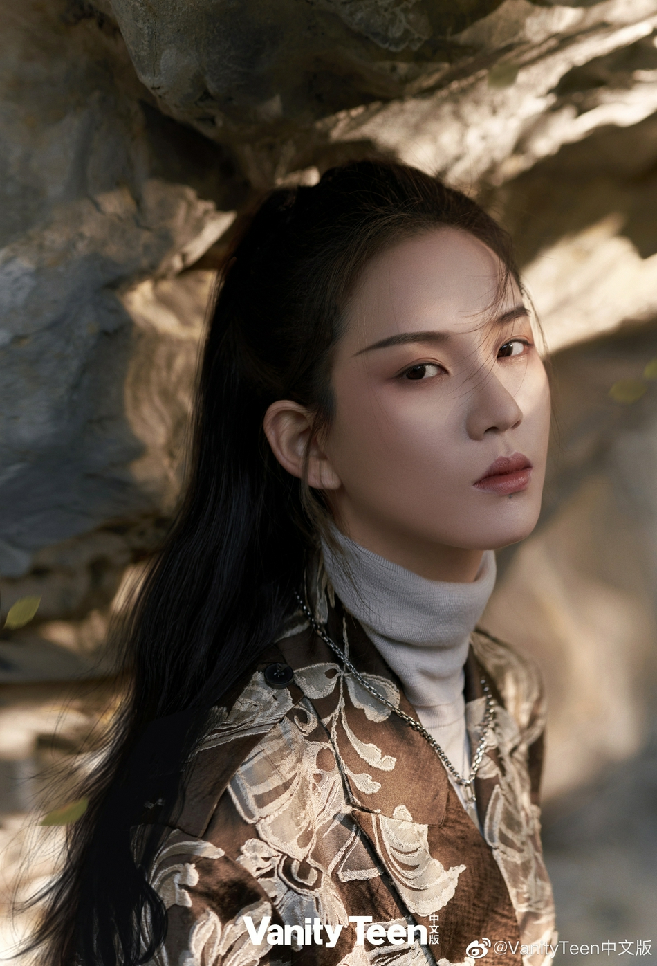 陆柯燃身穿古风长袍化身潇洒侠客