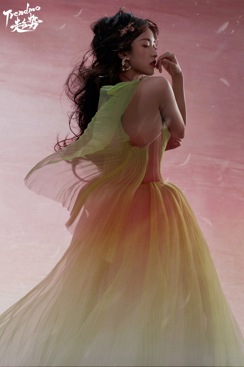 沈月泪痕妆《trendmo》写真易碎感氛围拉满 ​