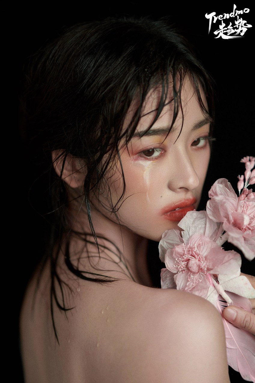 沈月泪痕妆《trendmo》写真易碎感氛围拉满 ​