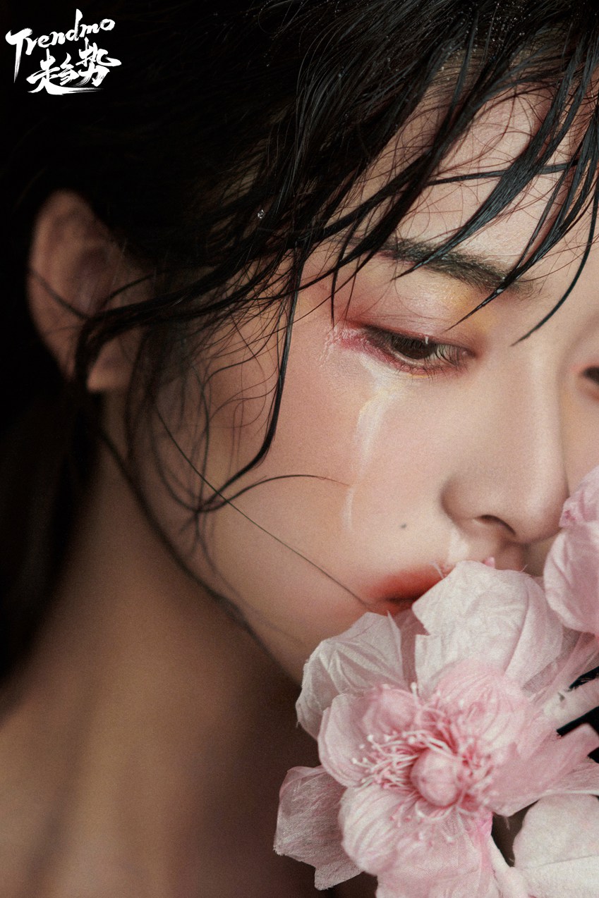 沈月泪痕妆《trendmo》写真易碎感氛围拉满 ​