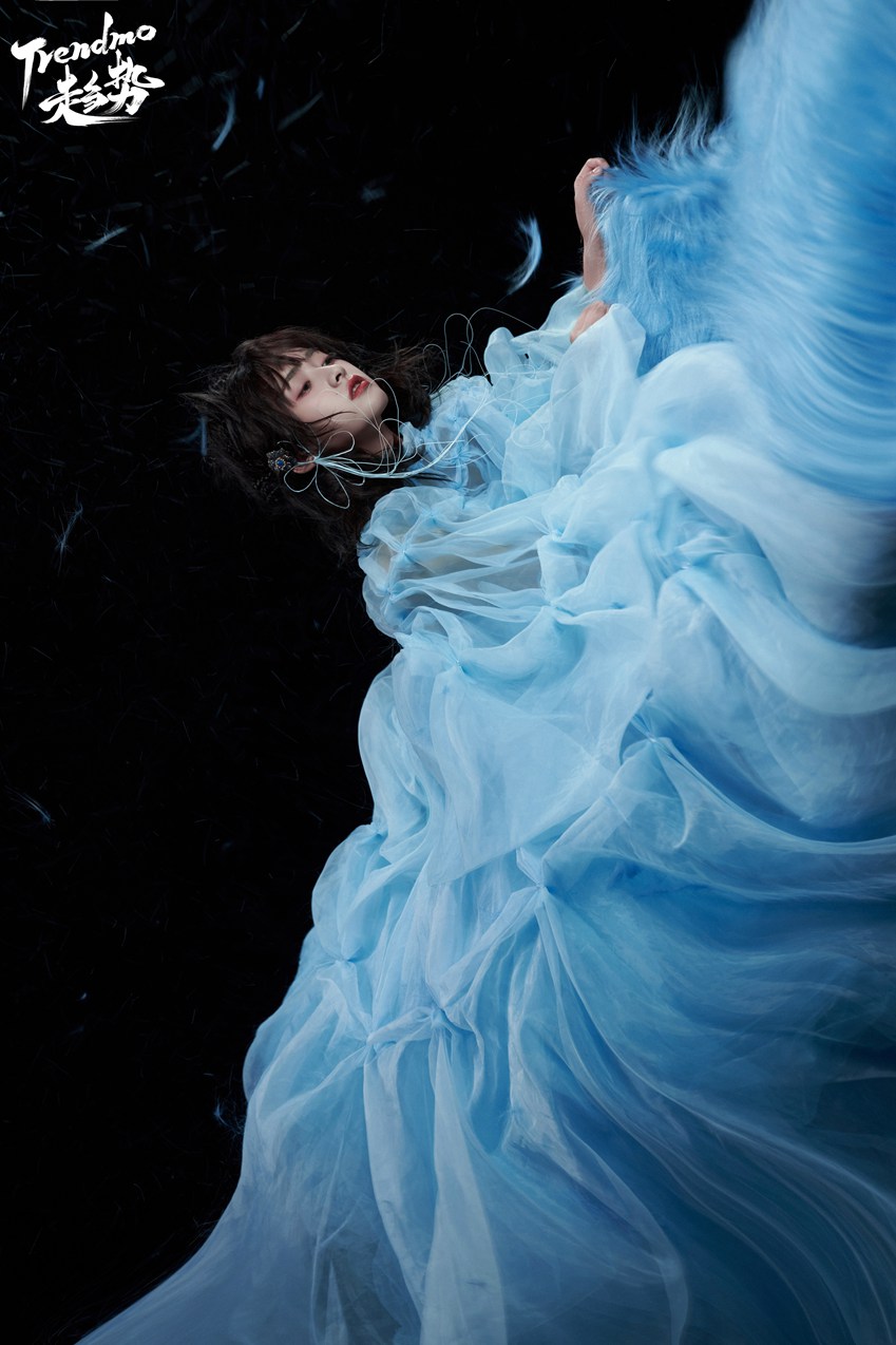 沈月泪痕妆《trendmo》写真易碎感氛围拉满 ​