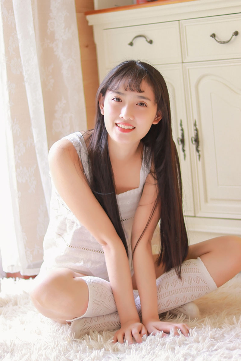 黑长直发美女萝莉白丝美腿图片
