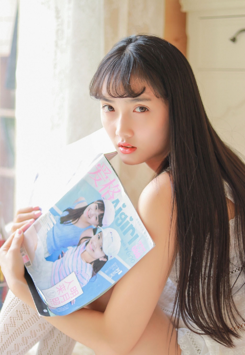 黑长直发美女萝莉白丝美腿图片