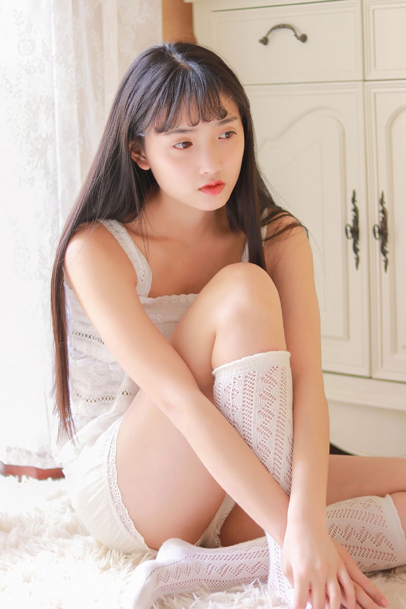 黑长直发美女萝莉白丝美腿图片