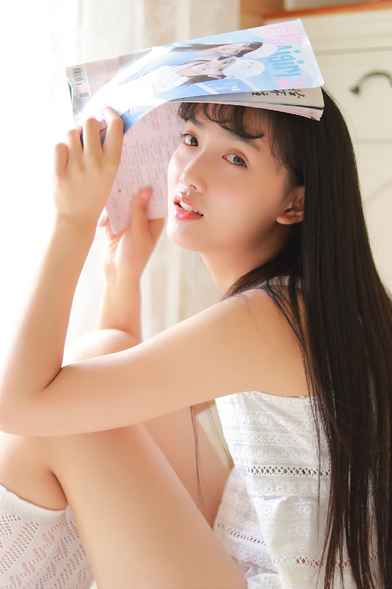 黑长直发美女萝莉白丝美腿图片