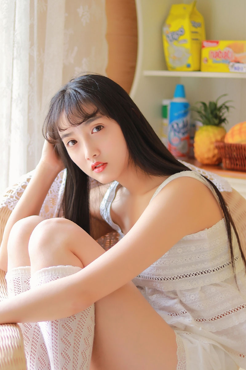 黑长直发美女萝莉白丝美腿图片