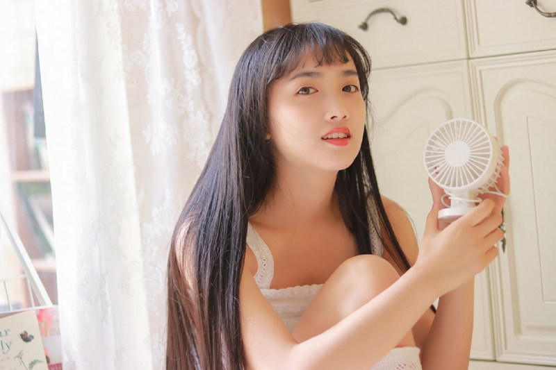 黑长直发美女萝莉白丝美腿图片