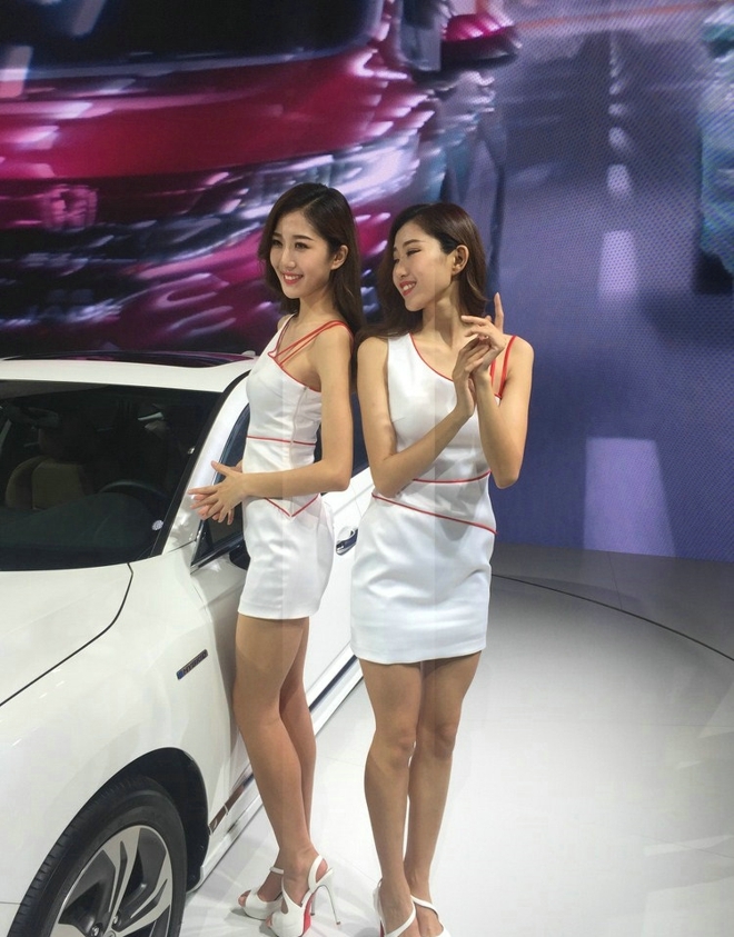 美女姐妹花变身靓丽车模写真照