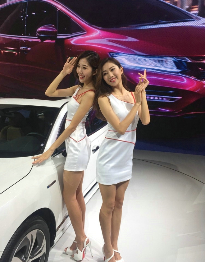 美女姐妹花变身靓丽车模写真照