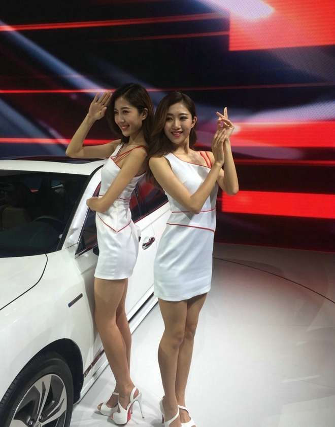 美女姐妹花变身靓丽车模写真照