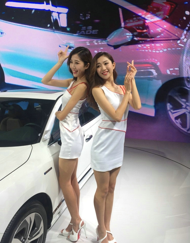 美女姐妹花变身靓丽车模写真照