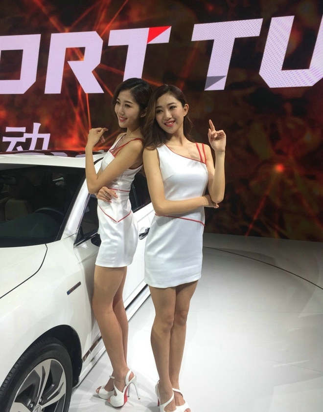 美女姐妹花变身靓丽车模写真照