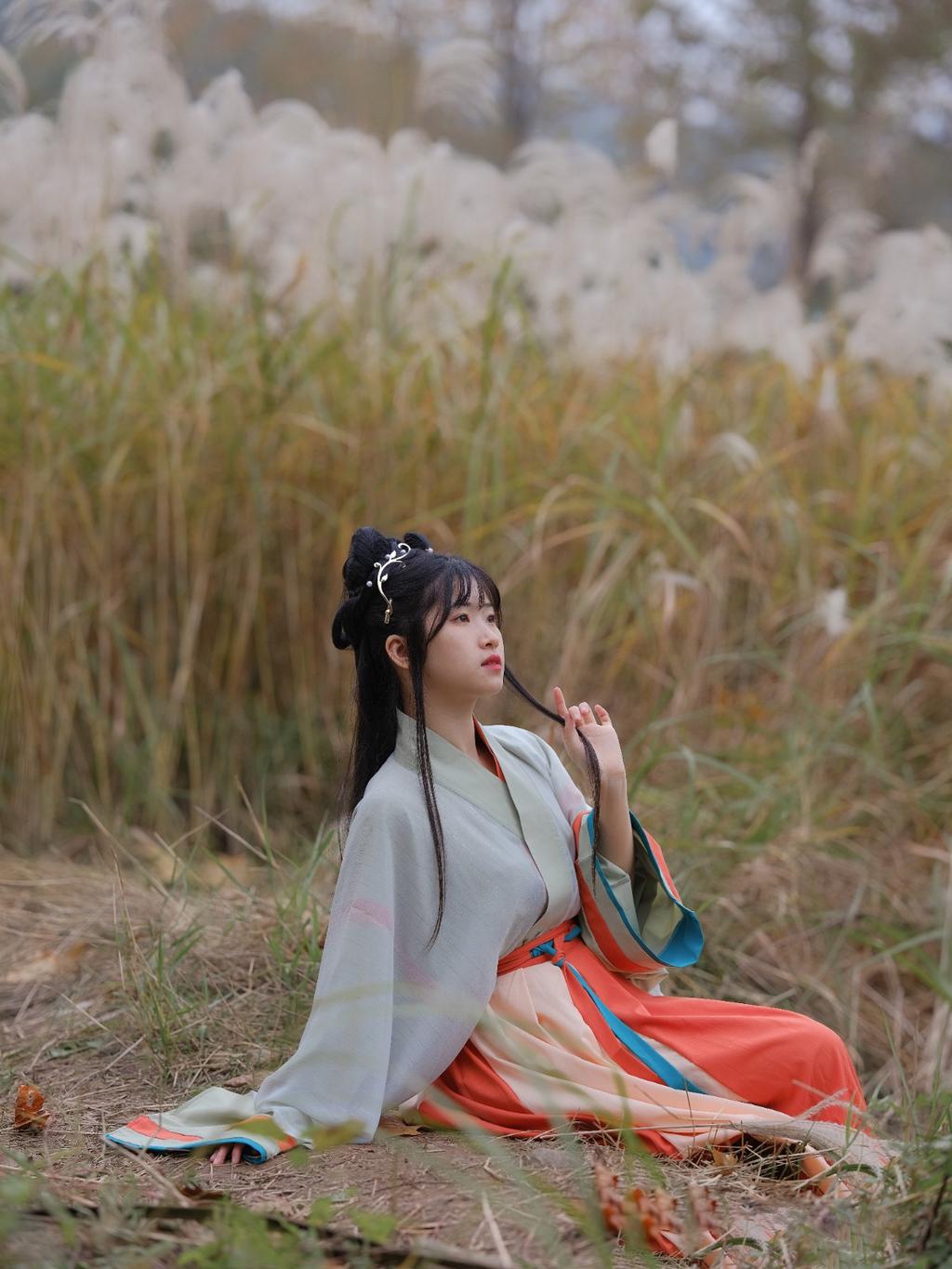 汉服少女芦苇丛中唯美古风摄影