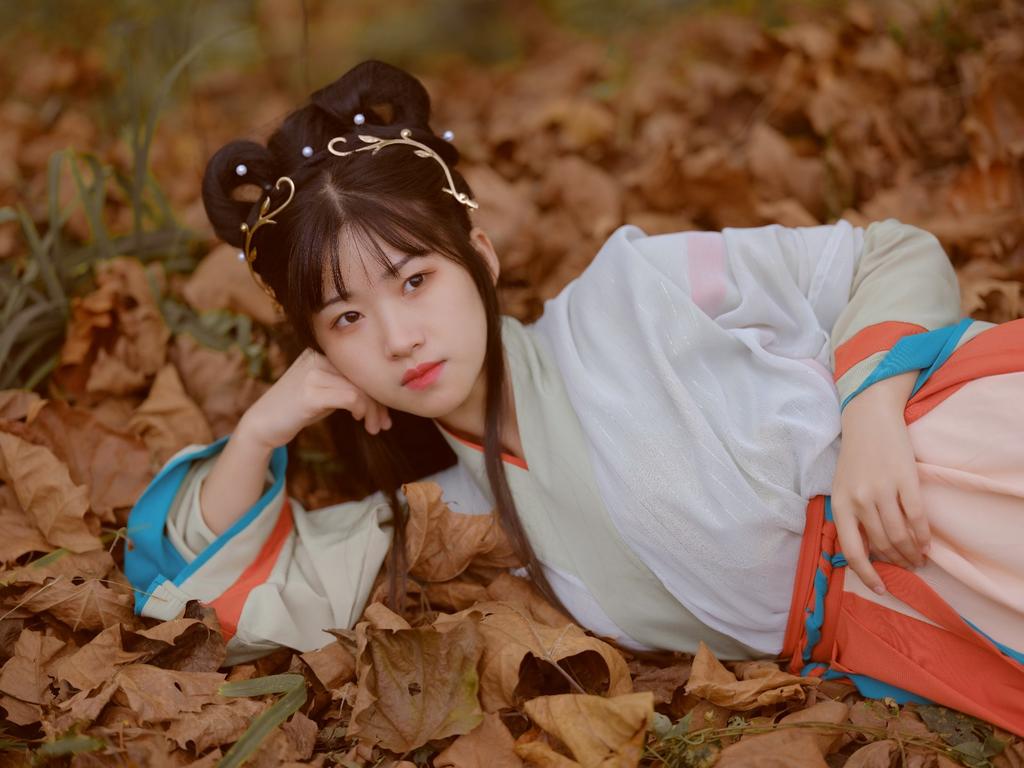 汉服少女芦苇丛中唯美古风摄影