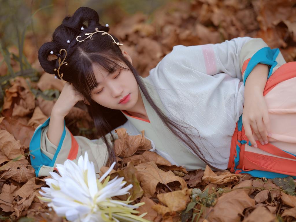 汉服少女芦苇丛中唯美古风摄影