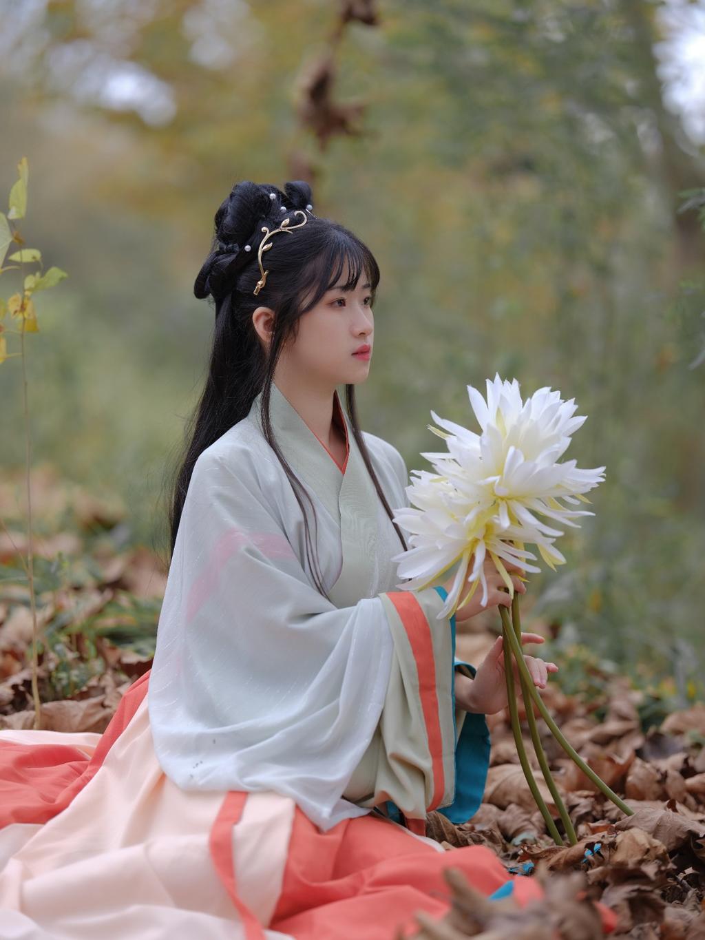 汉服少女芦苇丛中唯美古风摄影