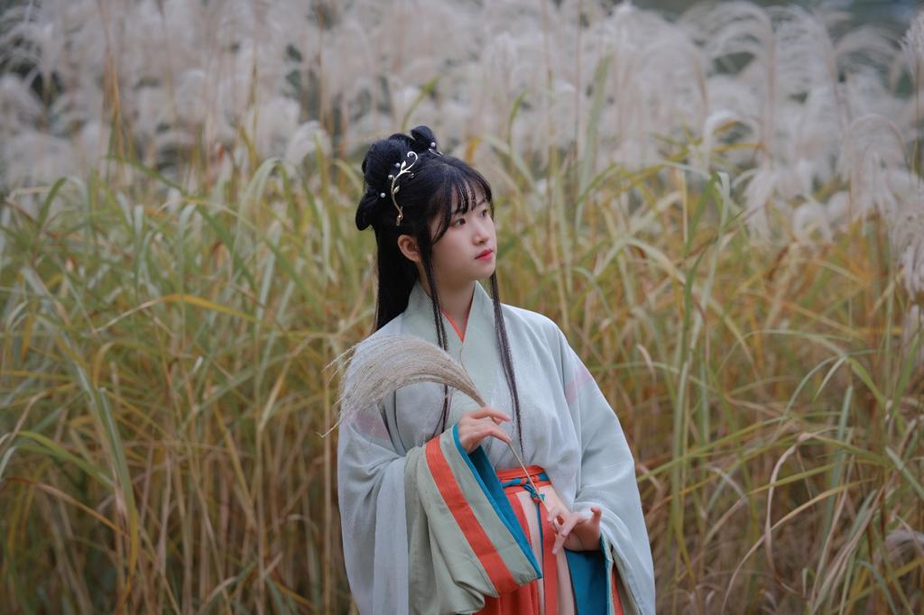 汉服少女芦苇丛中唯美古风摄影