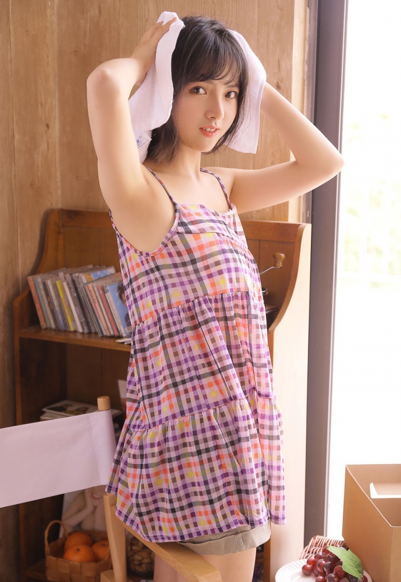 短发美眉嘟嘴卖萌俏皮可爱写真