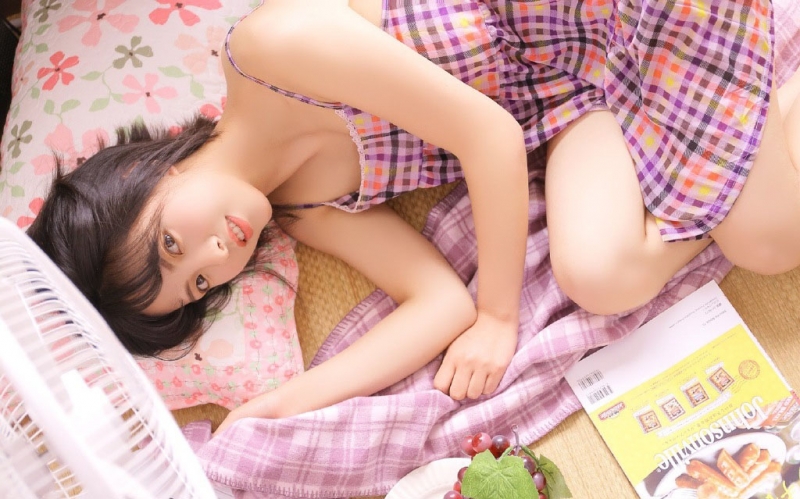 短发美眉嘟嘴卖萌俏皮可爱写真