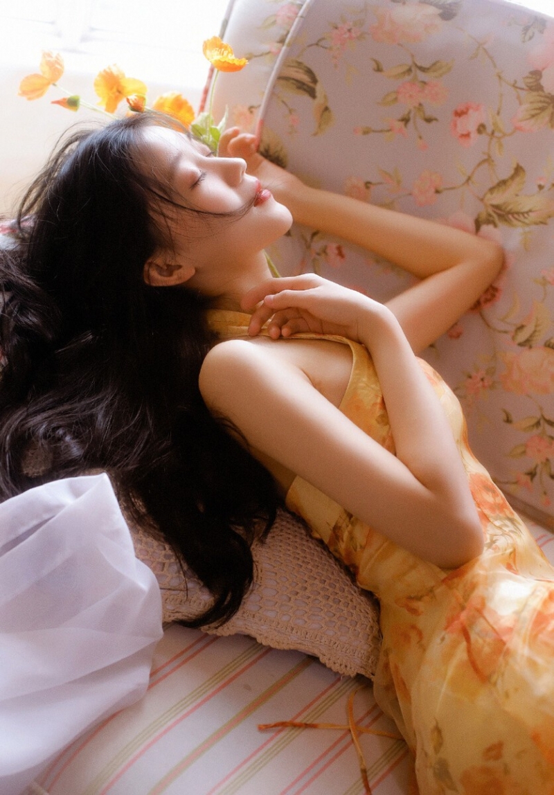 极品尤物卷发红唇性感撩人套图