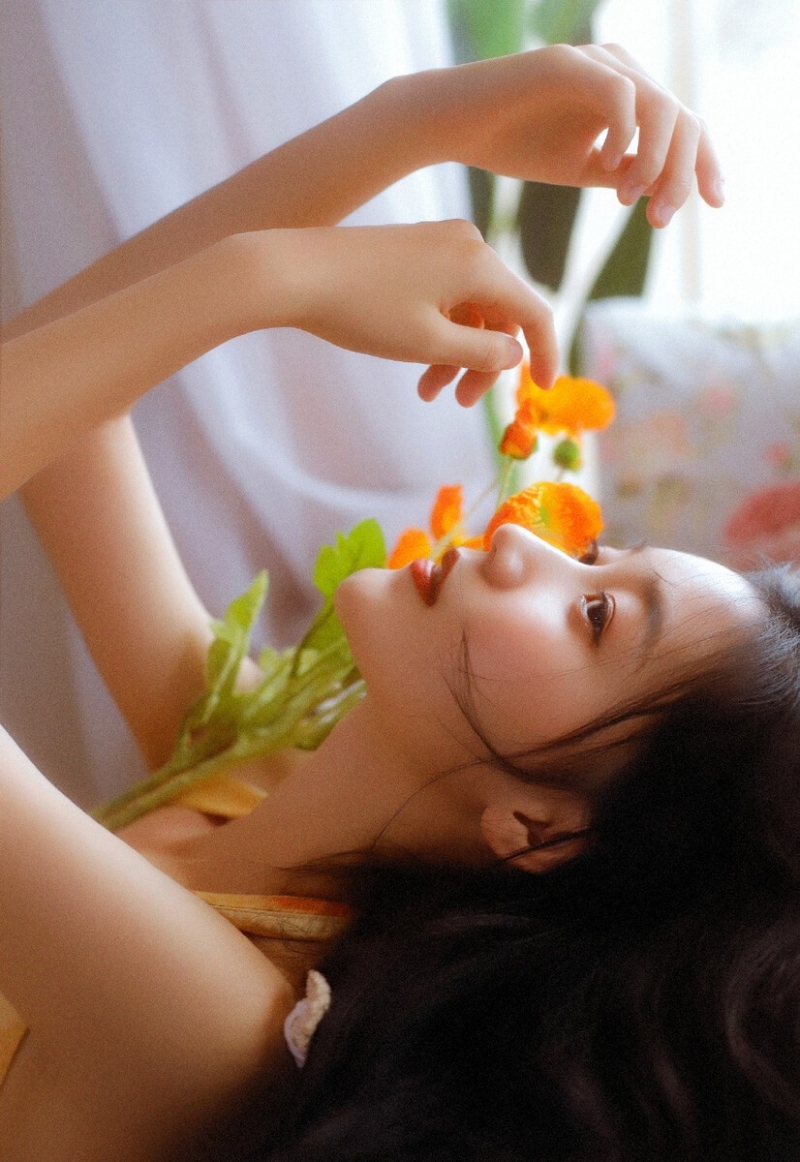 极品尤物卷发红唇性感撩人套图