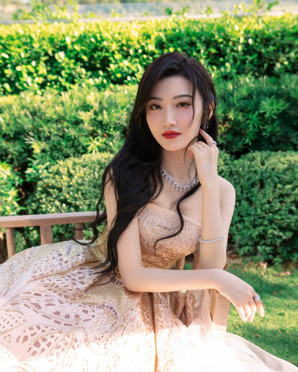 景甜金色薄纱几何镂空长裙写真