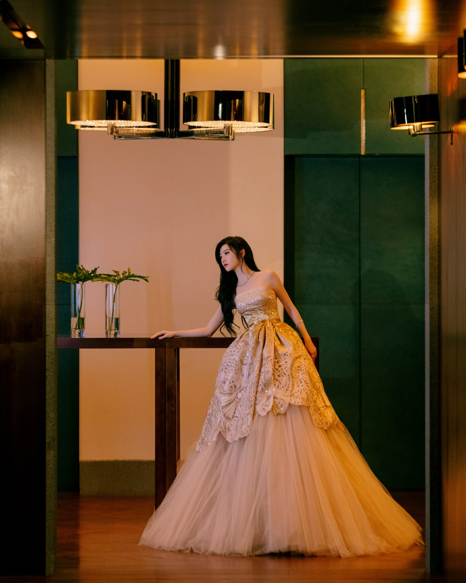 景甜金色薄纱几何镂空长裙写真