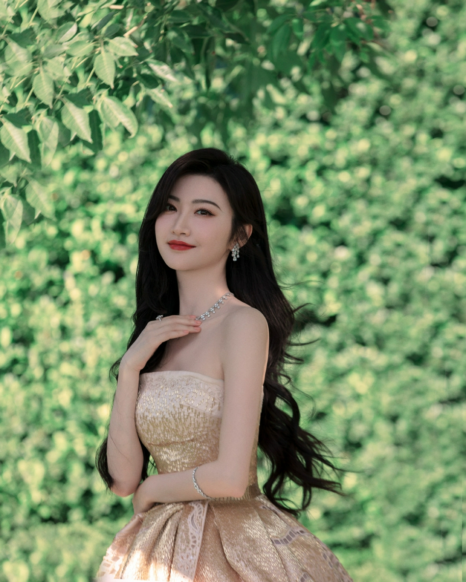 景甜金色薄纱几何镂空长裙写真