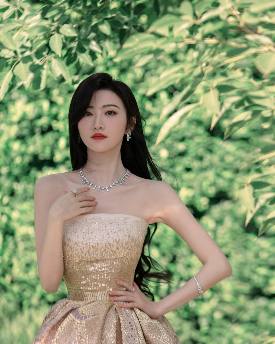 景甜金色薄纱几何镂空长裙写真