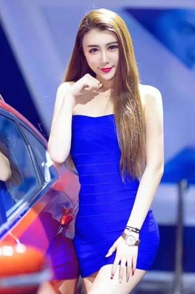 金发车模性感短裙火辣身材私拍