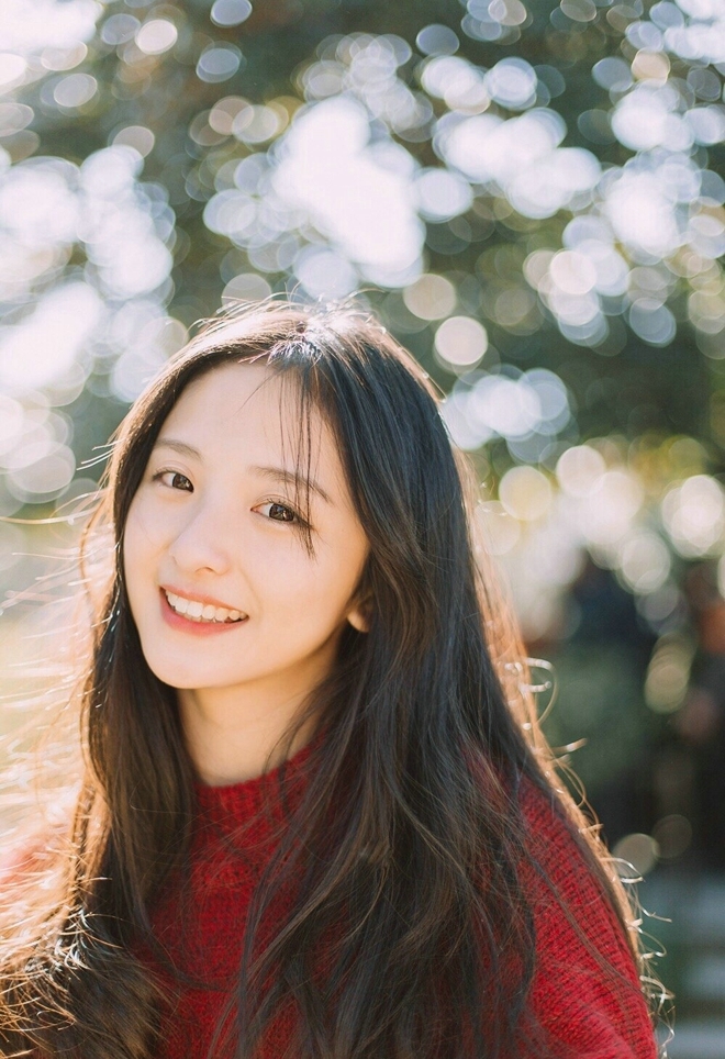 阳光下的长发美女美丽动人图片