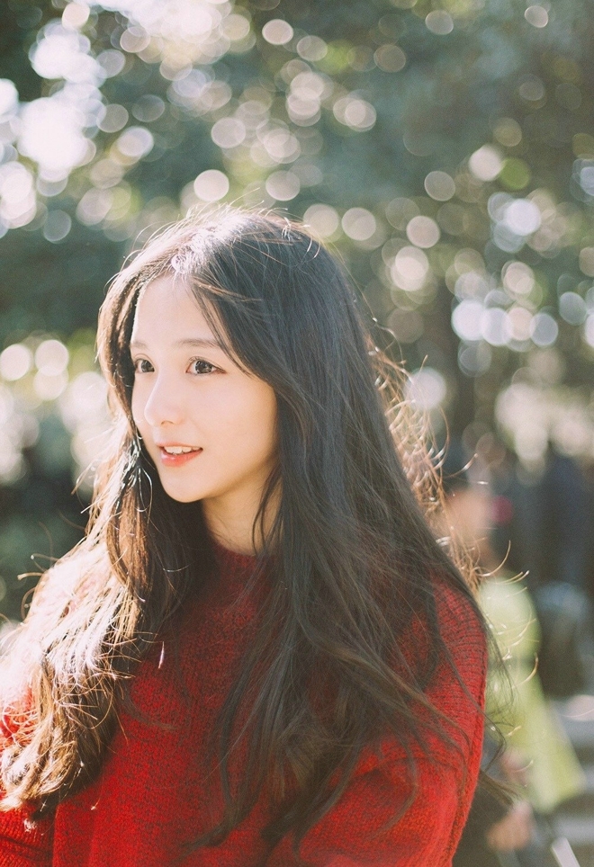 阳光下的长发美女美丽动人图片
