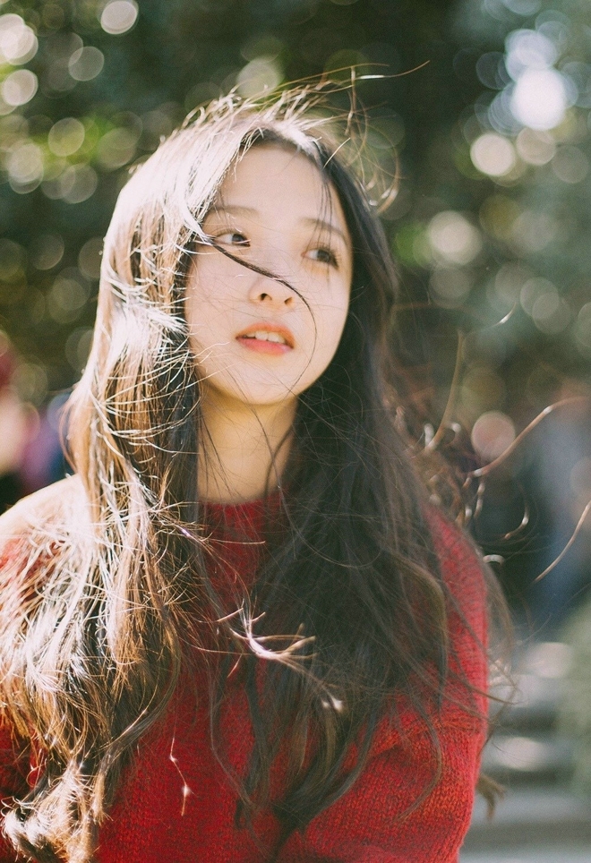 阳光下的长发美女美丽动人图片