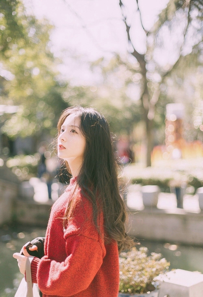 阳光下的长发美女美丽动人图片