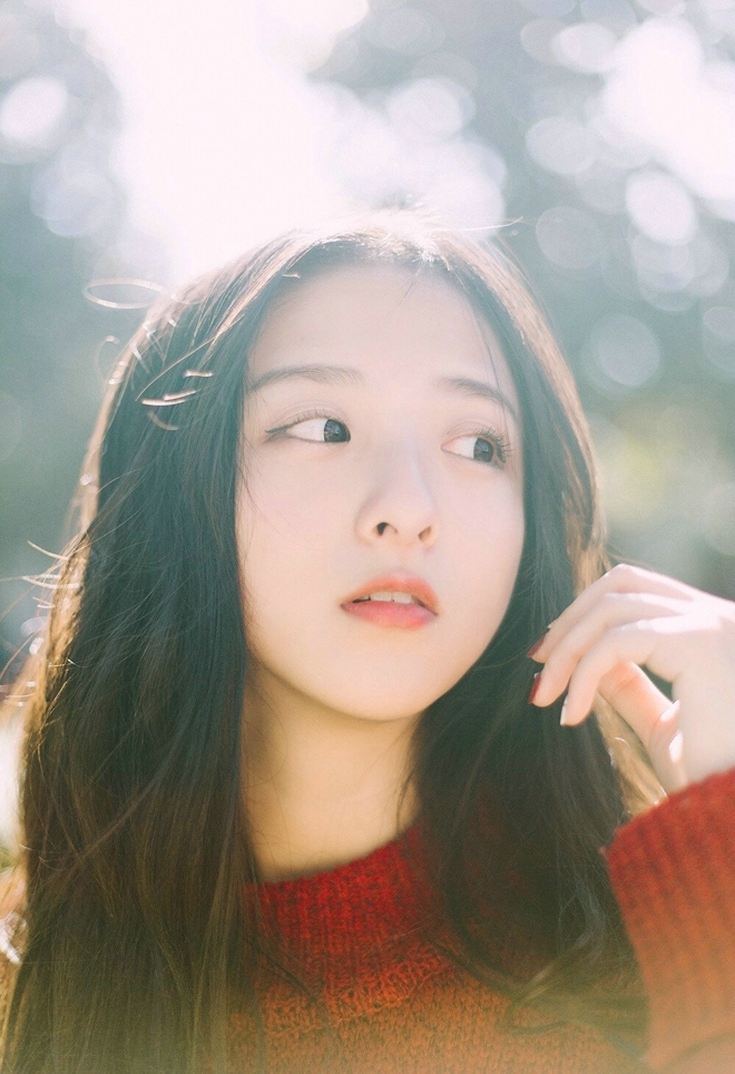 阳光下的长发美女美丽动人图片