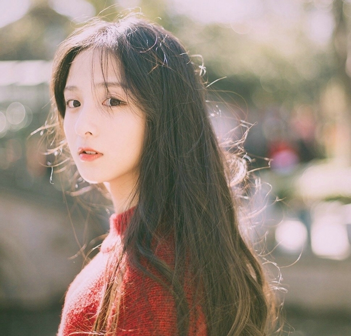 阳光下的长发美女美丽动人图片