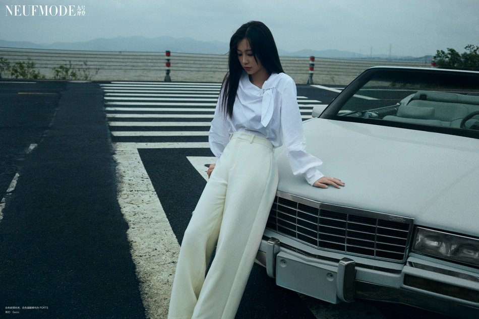 虞书欣解锁水陆双面魅力杂志写真