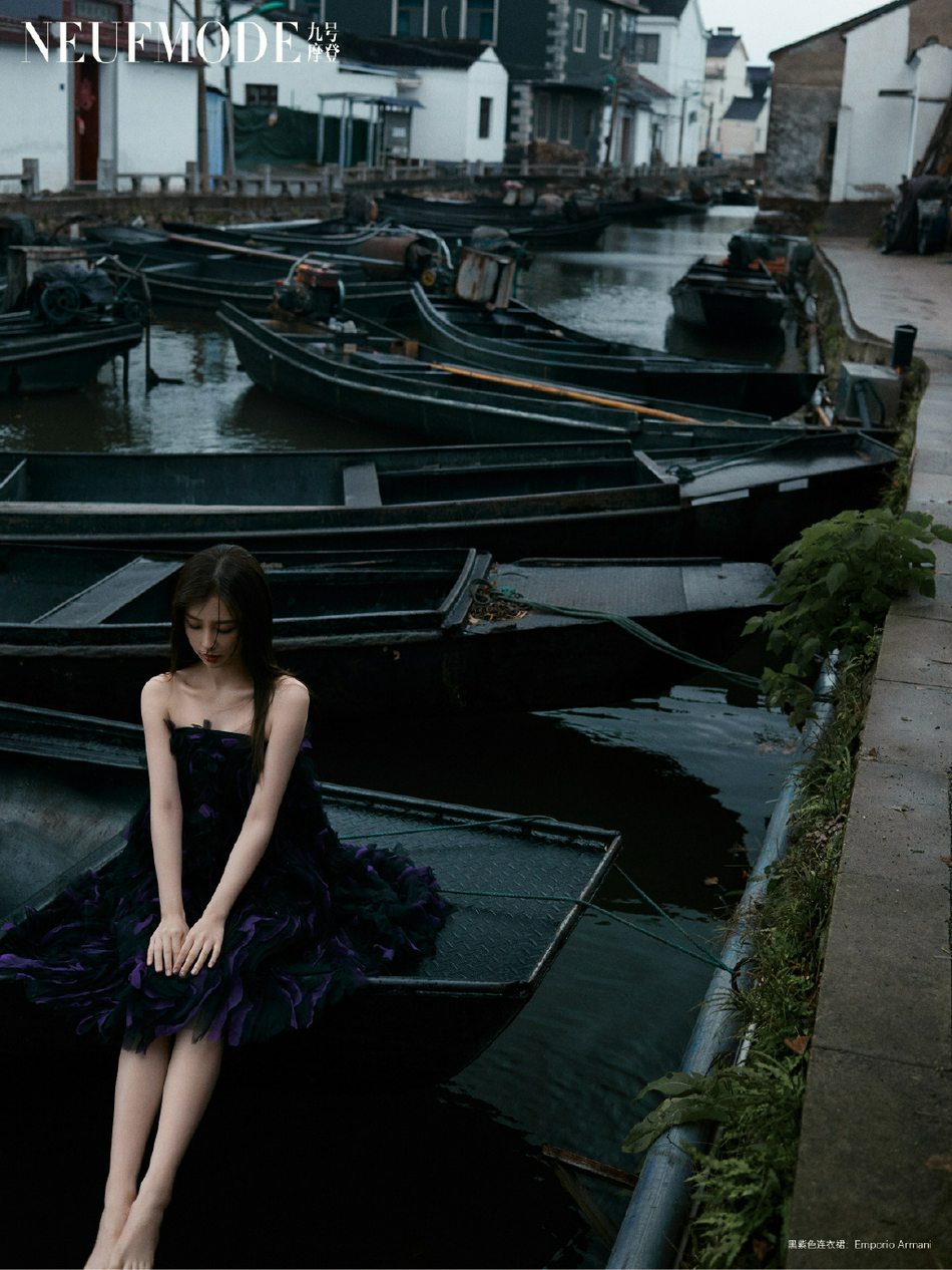 虞书欣解锁水陆双面魅力杂志写真