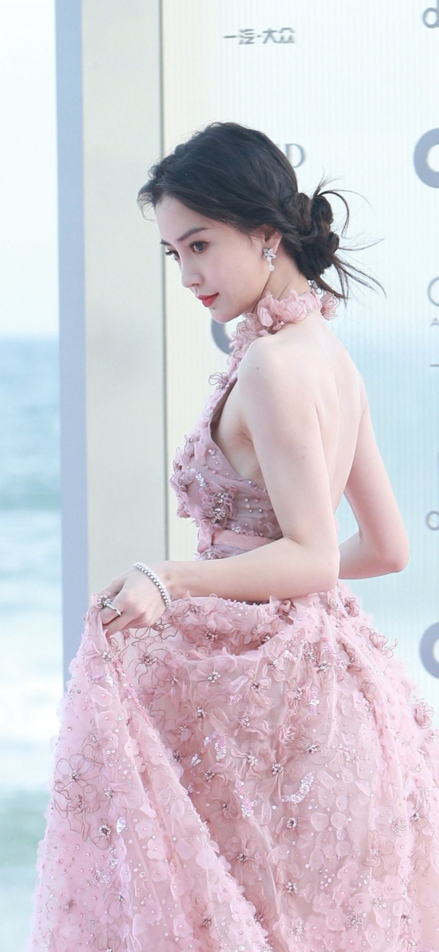 Angelababy红毯yyds一袭粉色长裙优雅恬静美图